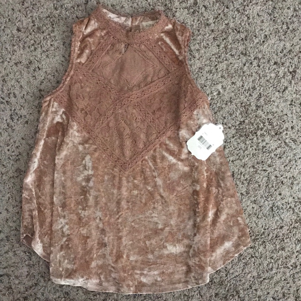 Altar’d state velvet top. Size m. New with tag